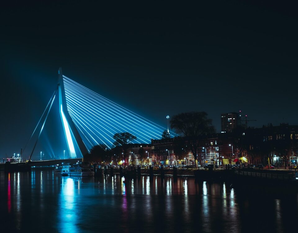 Rotterdam skyline met Erasmusbrug - voorjaar evenementen 2026